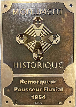 Plaque en bronze portant le logo des monuments historiques
