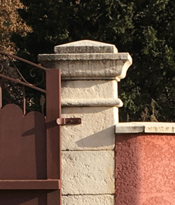 pilier de portail pour installer une cloche