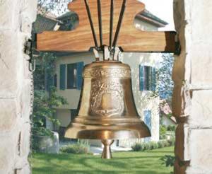 cloche de chapelle placee dans une fentrefaade