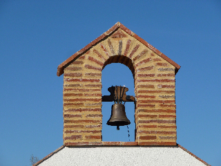 cloche en bronze Paccard dans un clocher mur