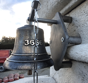 cloche personnalisee au portail d'une maison