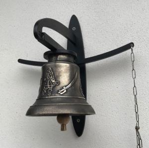 cloche en bronze décoree fabriquée par la fonderie Paccard