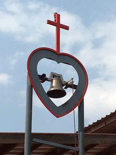 cloche fabriquee pour une eglise en afrique