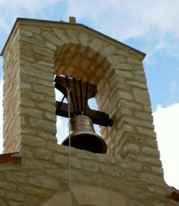 cloche de chapelle montee dans on clocheton a sonnerie manuelle