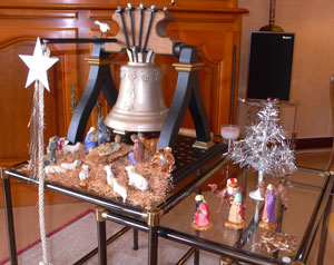 creche de Noel sous une cloche