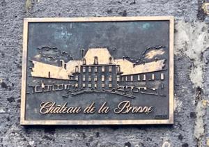 plaque en bronze entree portail chateau de la brosse