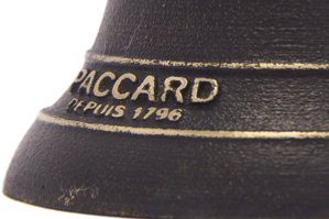 Marque Paccard apposée sur une petite cloche en bronze