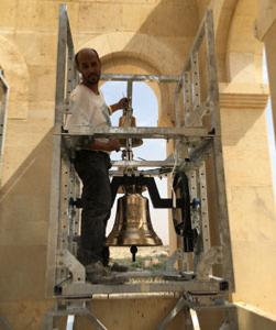 Cloches d'église electrifiées installées dans un pays africainRéplique de la cloche de la liberté , Liberty Bell, à l'échelle 1/6ar l'artiste André Brasilier