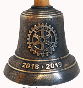Une cloche en bronze personnalie avec le logo du rotary club international et une inscriptionu pour un baptême