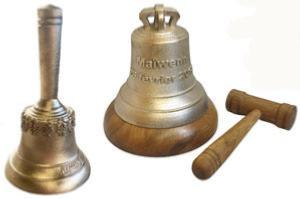 Cloche en bronze comme cadeau oriBronze bell as an original personalized gift for a birthday