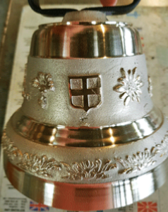 Croix de Savoie ajoutée en relief comme élément de décor sur une cloche de vache en bronze