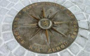 Plaque en bronze scellée au sol au départ du mythique du GR 5 à Thonon les bains en Haute Savoie