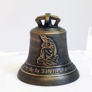 Cloche comme objet cadeau original  et chouette  personnaliser, avec Notre Dame de la Salette