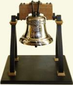 Réplique de la cloche de la liberté , Liberty Bell, à l'échelle 1/6ar l'artiste André Brasilier