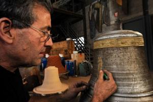 Dcoration d'une cloche en bronze avec la technique de la cire perdue