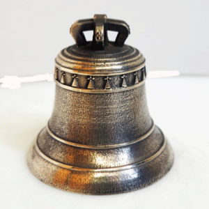 Decoration of a bronze bell with an ermine frieze